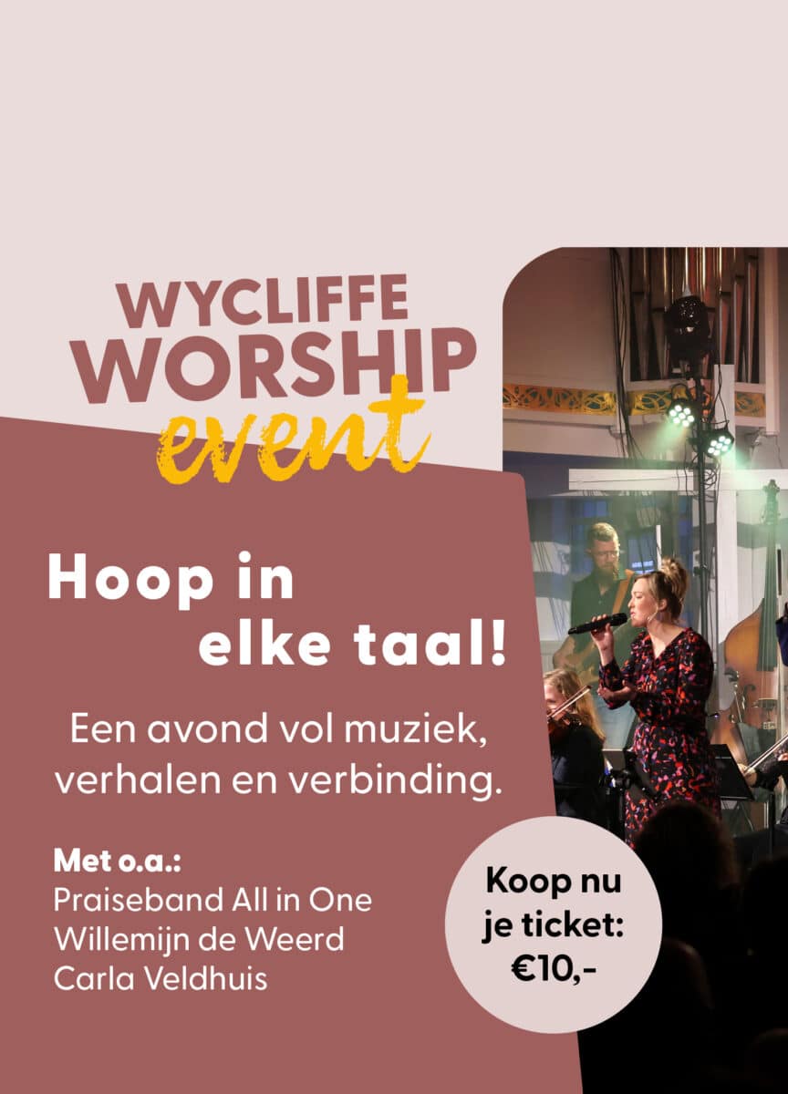 Zangeres met microfoon en muzikanten op het podium in een kerk, met het logo van het Wycliffe Worship Event en de tekst Hoop in elke taal!